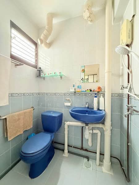 518 Bedok North Avenue 2, 518 Bedok North Avenue 2, 3 Bedrooms, 990 sqft, HDB Flat For Sale, by Jose Loh Zhenhao, 500129688 - Bathroom - PropertyGuru.com.sg