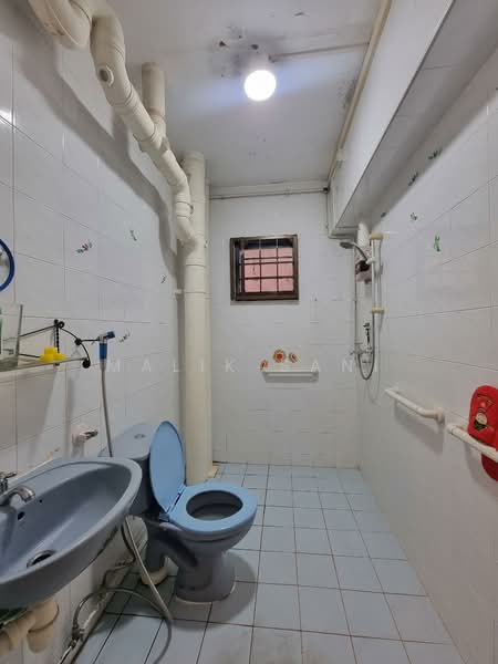 484 Choa Chu Kang Avenue 5, 484 Choa Chu Kang Avenue 5, 3 Bedrooms, 1,248 sqft, HDB Flat For Sale, by Malik Sani, 500129725 - Bathroom - PropertyGuru.com.sg