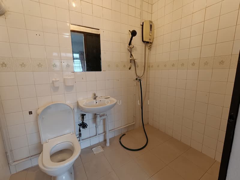 369 Woodlands Avenue 1, 369 Woodlands Avenue 1, 4 Bedrooms, 1,292 sqft, HDB Flat For Sale, by Zhou Li, 500129738 - Bathroom - PropertyGuru.com.sg