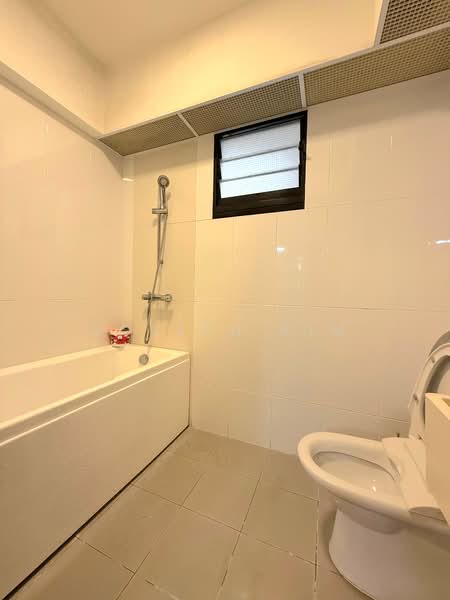 463A Bukit Batok Street 41, 463A Bukit Batok Street 41, 3 Bedrooms, 1,216 sqft, HDB Flat For Sale, by Joseph Kim, 500129779 - Bathroom - PropertyGuru.com.sg