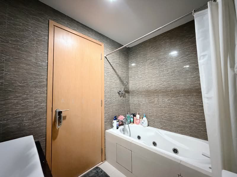 Rochelle At Newton, 188 Keng Lee Road, 2 Bedrooms, 1,012 sqft, Condominium For Sale, by Alexis Quek, 500129791 - Bathroom - PropertyGuru.com.sg