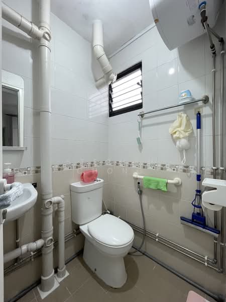 334 Clementi Avenue 2, 334 Clementi Avenue 2, 2 Bedrooms, 721 sqft, HDB Flat For Sale, by Stephen Chong, 500129800 - Bathroom - PropertyGuru.com.sg
