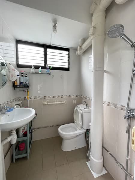 334 Clementi Avenue 2, 334 Clementi Avenue 2, 2 Bedrooms, 721 sqft, HDB Flat For Sale, by Stephen Chong, 500129800 - Bathroom - PropertyGuru.com.sg