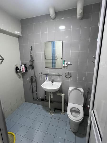 241 Hougang Street 22, 241 Hougang Street 22, 3 Bedrooms, 1,163 sqft, HDB Flat For Rent, by Marilyn Yee, 500129803 - Common Bathroom - PropertyGuru.com.sg