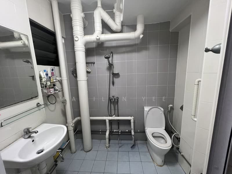 241 Hougang Street 22, 241 Hougang Street 22, 3 Bedrooms, 1,163 sqft, HDB Flat For Rent, by Marilyn Yee, 500129803 - Master Bathroom - PropertyGuru.com.sg