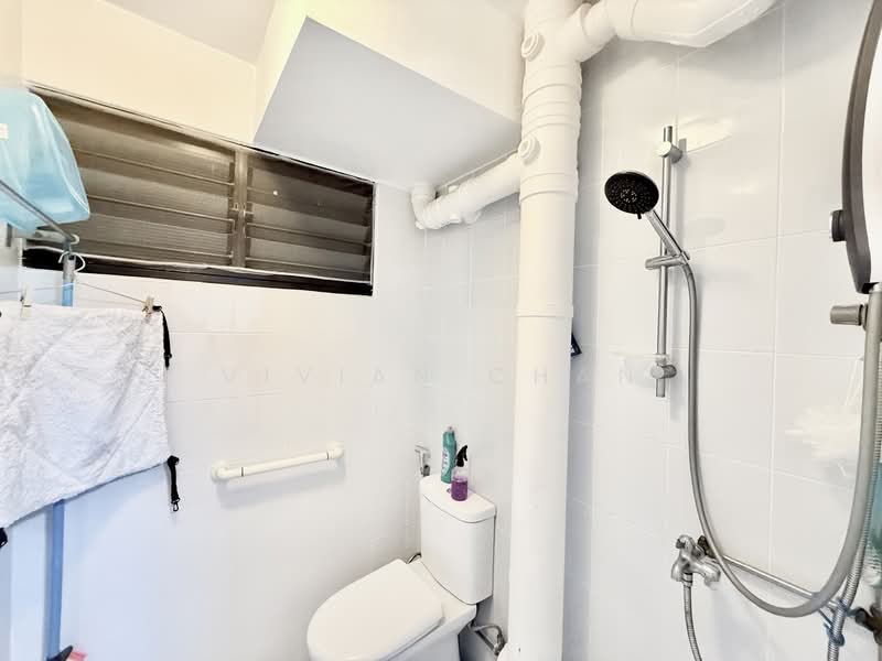 527 Jurong West Street 52, 527 Jurong West Street 52, 2 Bedrooms, 721 sqft, HDB Flat For Sale, by VIVIAN Chan, 500129811 - Common Bathroom - PropertyGuru.com.sg