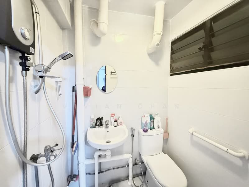 527 Jurong West Street 52, 527 Jurong West Street 52, 2 Bedrooms, 721 sqft, HDB Flat For Sale, by VIVIAN Chan, 500129811 - Master Bathroom - PropertyGuru.com.sg