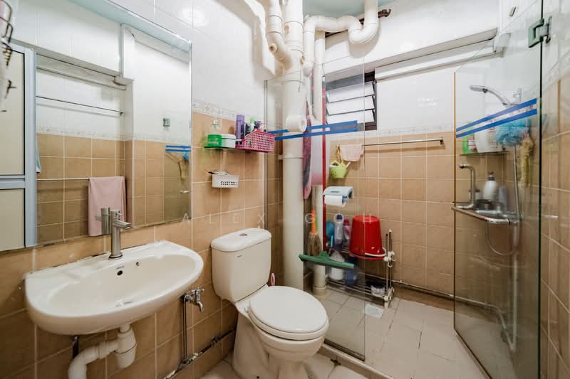 458 Clementi Avenue 3, 458 Clementi Avenue 3, 3 Bedrooms, 1,184 sqft, HDB Flat For Sale, by Alex Goh, 500129831 - Bathroom - PropertyGuru.com.sg