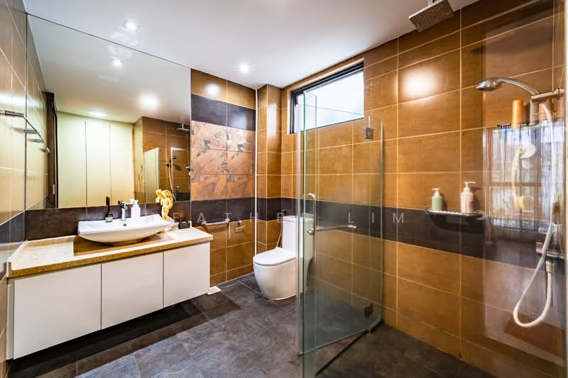 Sembawang Hills Estate, Jalan Kuras, 5 Bedrooms, 4,000 sqft, Terraced House For Sale, by HEATHER LIM, 500129937 - Bathroom - PropertyGuru.com.sg