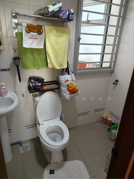 57 Teban Gardens Road, 57 Teban Gardens Road, 2 Bedrooms, 721 sqft, HDB Flat For Sale, by Oon Jin Kuan, 500129938 - Bathroom - PropertyGuru.com.sg