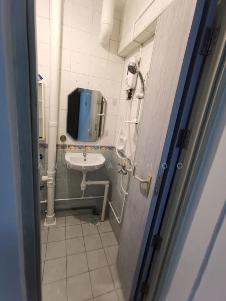 207 Ang Mo Kio Avenue 1, 207 Ang Mo Kio Avenue 1, 2 Bedrooms, 800 sqft, HDB Flat For Rent, by Angela Khoo, 500129959 - Bathroom - PropertyGuru.com.sg