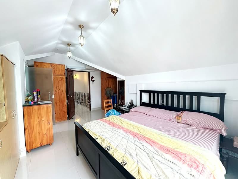 Upper Thomson CHEAP Huge Corner Plot Freehold near CHIJ St Nicks, , 3 Bedrooms, 1,560 sqft, Corner Terrace For Sale, by Anselm Teo, 500130002 - Bedroom - PropertyGuru.com.sg
