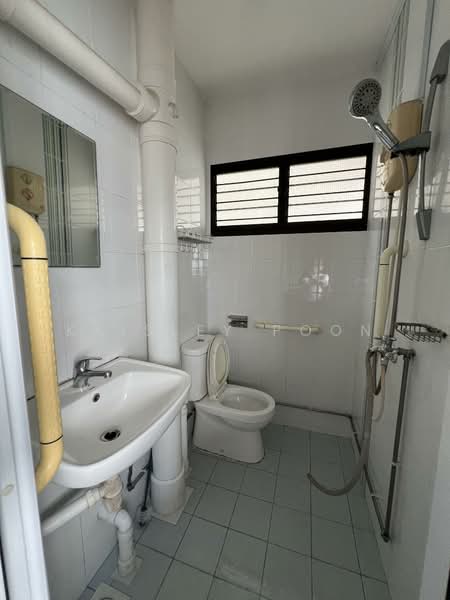576 Ang Mo Kio Avenue 10, 576 Ang Mo Kio Avenue 10, 2 Bedrooms, 872 sqft, HDB Flat For Sale, by Kaisley Poon, 500130006 - Bathroom - PropertyGuru.com.sg