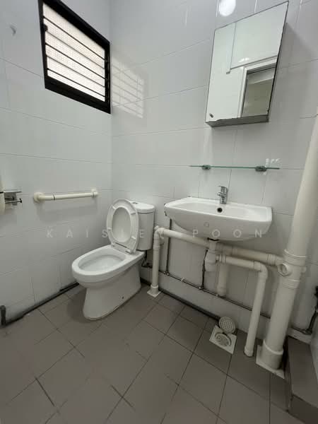 576 Ang Mo Kio Avenue 10, 576 Ang Mo Kio Avenue 10, 2 Bedrooms, 872 sqft, HDB Flat For Sale, by Kaisley Poon, 500130006 - Bathroom - PropertyGuru.com.sg