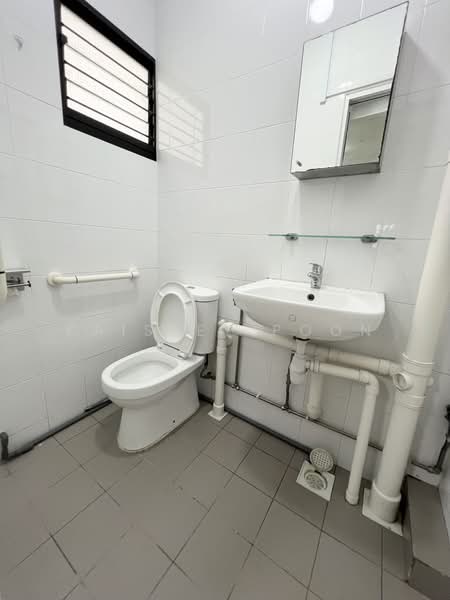 576 Ang Mo Kio Avenue 10, 576 Ang Mo Kio Avenue 10, 2 Bedrooms, 872 sqft, HDB Flat For Sale, by Kaisley Poon, 500130006 - Bathroom - PropertyGuru.com.sg