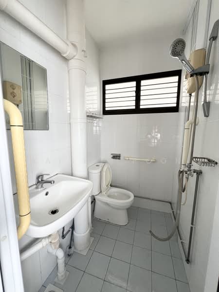576 Ang Mo Kio Avenue 10, 576 Ang Mo Kio Avenue 10, 2 Bedrooms, 872 sqft, HDB Flat For Sale, by Kaisley Poon, 500130006 - Bathroom - PropertyGuru.com.sg