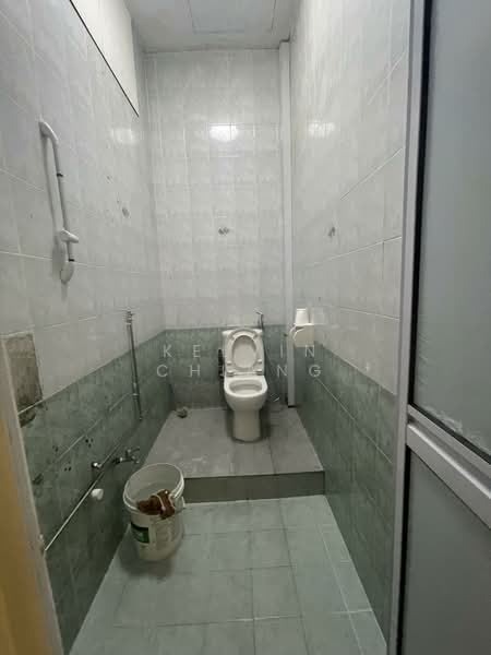 Heritage Charm Meets Modern Hustle: Road-Facing Shophouse Space Near City Square Mall, Kitchener Road, 300 sqft, Office For Rent, by Kelvin Chiang, 500130025 - Bathroom - CommercialGuru.com.sg
