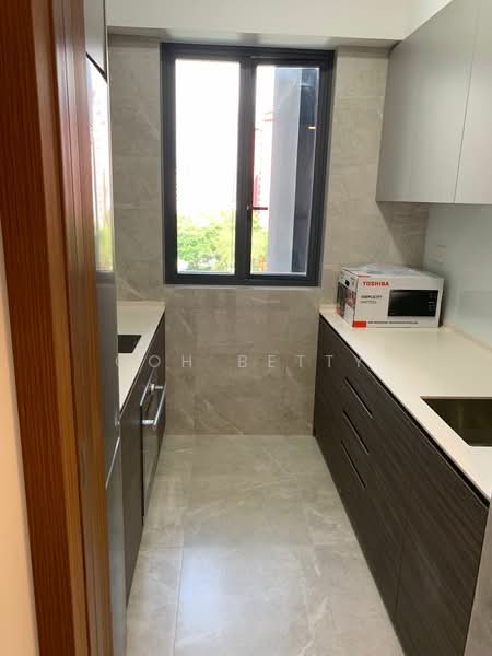 Stirling Residences, 21 Stirling Road, 2 Bedrooms, 764 sqft, Condominium For Rent, by Goh Betty, 500130040 - Kitchen with window - PropertyGuru.com.sg