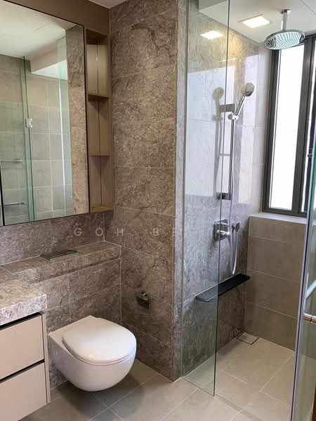 Stirling Residences, 21 Stirling Road, 2 Bedrooms, 764 sqft, Condominium For Rent, by Goh Betty, 500130040 - Bathroom with window  - PropertyGuru.com.sg