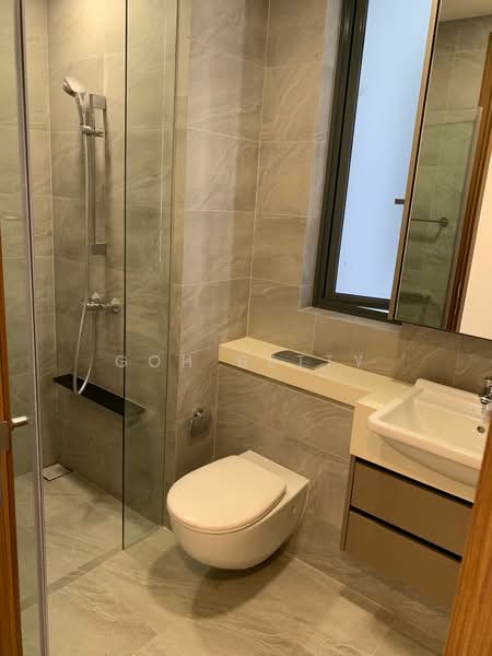 Stirling Residences, 21 Stirling Road, 2 Bedrooms, 764 sqft, Condominium For Rent, by Goh Betty, 500130040 - Bathroom with window  - PropertyGuru.com.sg