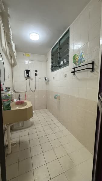 453 Choa Chu Kang Avenue 4, 453 Choa Chu Kang Avenue 4, 3 Bedrooms, 1,323 sqft, HDB Flat For Sale, by Daryl Lim, 500130043 - Master Bathroom - PropertyGuru.com.sg