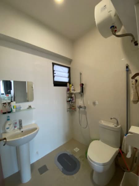 998A Buangkok Crescent, 998A Buangkok Crescent, 2 Bedrooms, 732 sqft, HDB Flat For Rent, by Zan Chia, 500130044 - Bathroom - PropertyGuru.com.sg