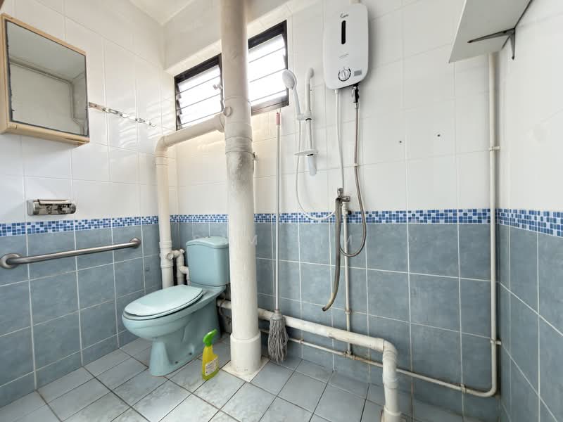 204 Jurong East Street 21, 204 Jurong East Street 21, 2 Bedrooms, 1,044 sqft, HDB Flat For Sale, by Sam Lim, 500130070 - Bathroom - PropertyGuru.com.sg