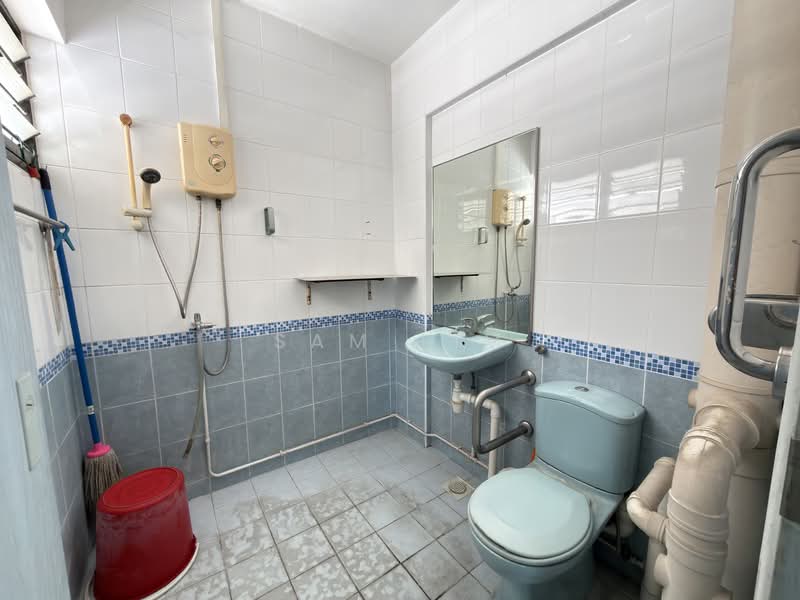 204 Jurong East Street 21, 204 Jurong East Street 21, 2 Bedrooms, 1,044 sqft, HDB Flat For Sale, by Sam Lim, 500130070 - Bathroom - PropertyGuru.com.sg
