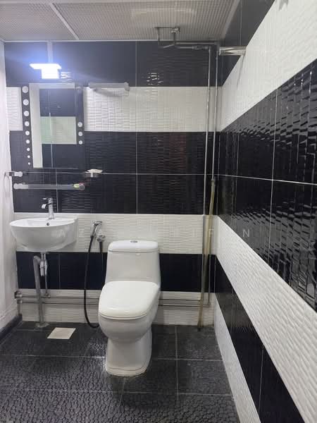 334 Ubi Avenue 1, 334 Ubi Avenue 1, 4 Bedrooms, 1,636 sqft, HDB Flat For Sale, by Azan Arifin, 500130115 - Bathroom - PropertyGuru.com.sg