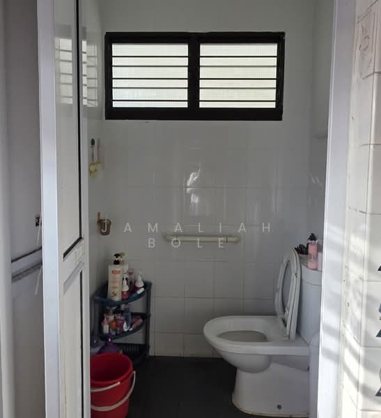 509 Bedok North Street 3, 509 Bedok North Street 3, 2 Bedrooms, 721 sqft, HDB Flat For Sale, by Jamaliah Bole, 500130146 - Bathroom - PropertyGuru.com.sg