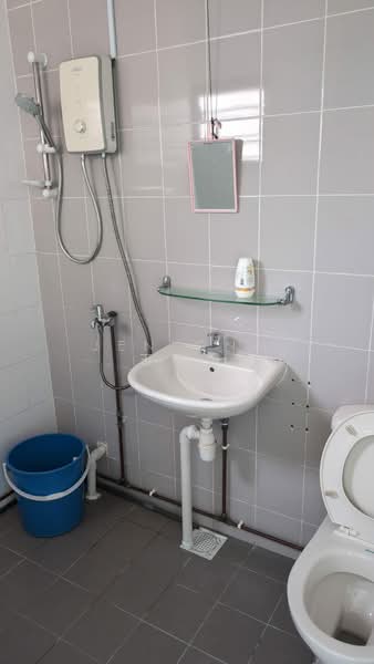808 Tampines Avenue 4, 808 Tampines Avenue 4, Room Rental, 380 sqft, HDB Flat For Rent, by Jen Ong 王秀嬌, 500130147 - Bathroom - PropertyGuru.com.sg