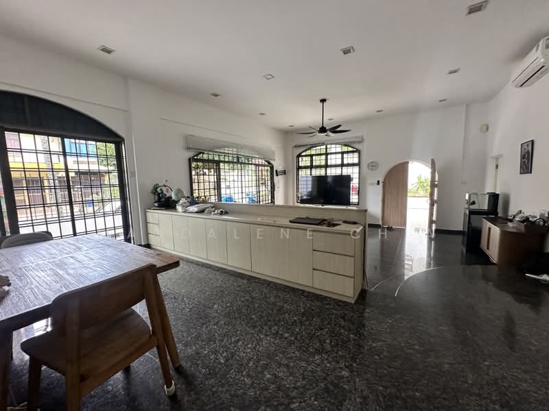 Mayflower Gardens, Mayflower Drive, 5 Bedrooms, 2,800 sqft, Semi-Detached House For Sale, by Magdalene Chia, 500130150 - Living Room - PropertyGuru.com.sg