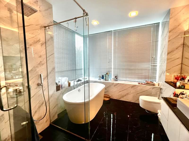 Serangoon Garden Estate, Chartwell Drive, 6 Bedrooms, 5,000 sqft, Semi-Detached House For Rent, by Sanjay Sanjay, 500130173 - Bathroom - PropertyGuru.com.sg