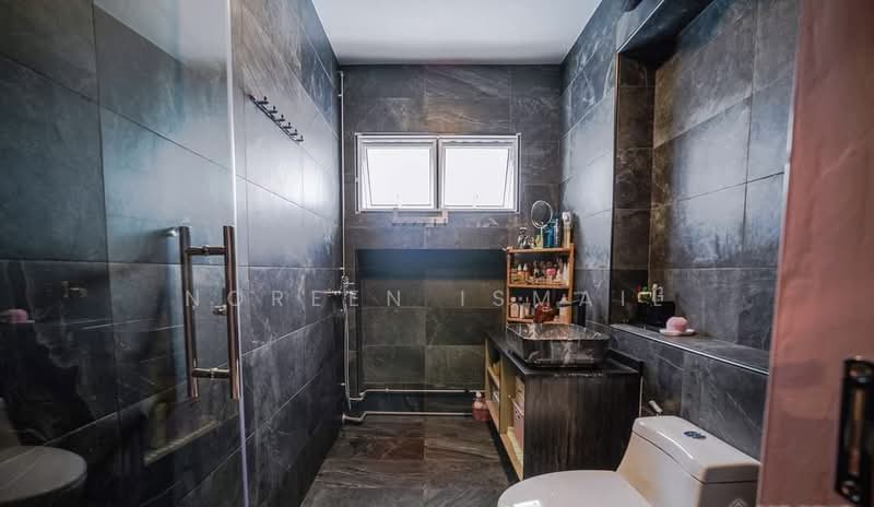 758 Choa Chu Kang North 5, 758 Choa Chu Kang North 5, 4 Bedrooms, 1,560 sqft, HDB Flat For Sale, by Noreen Ismail, 500130182 - Bathroom - PropertyGuru.com.sg
