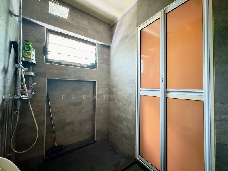 730 Tampines Street 71, 730 Tampines Street 71, 4 Bedrooms, 1,335 sqft, HDB Flat For Sale, by Farah Zack, 500130205 - Bathroom - PropertyGuru.com.sg