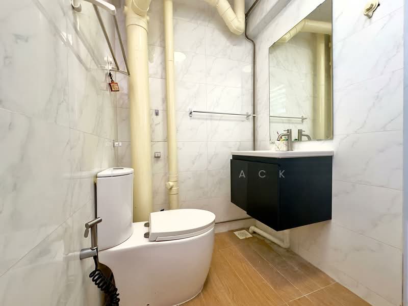 337 Bukit Batok Street 34, 337 Bukit Batok Street 34, 3 Bedrooms, 1,119 sqft, HDB Flat For Sale, by Farah Zack, 500130212 - Bathroom - PropertyGuru.com.sg