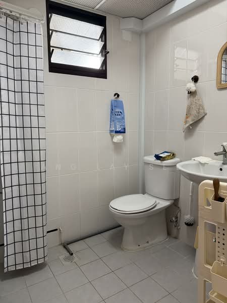 166B Teck Whye Crescent, 166B Teck Whye Crescent, 2 Bedrooms, 732 sqft, HDB Flat For Sale, by Ang Lay See, 500130269 - Bathroom - PropertyGuru.com.sg