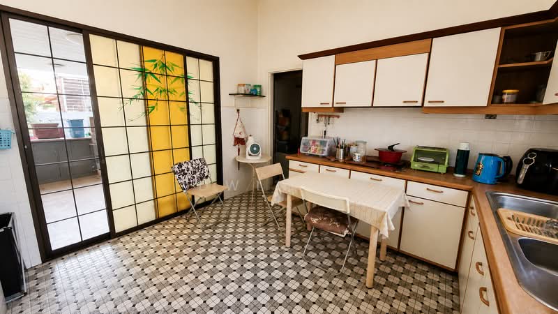 RARE DETACHED PLOT ! SUBDIVIDE POTENTIAL ! PRIME LOCATION, UPPER EAST COAST RD / PALM RD / JALAN ULU SIGLAP, 4 Bedrooms, 2,000 sqft, Detached House For Sale, by Edwin Ow, 500130270 - Kitchen - PropertyGuru.com.sg