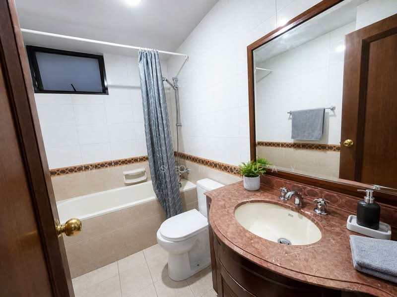 5.2% rental yield near MRT! Fire Sale 🔥 230k below value!, , 4 Bedrooms, 1,012 sqft, Condominium For Sale, by Nickson Guay, 500130310 - Bathroom - PropertyGuru.com.sg
