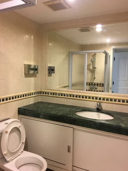 International Plaza, 10 Anson Road, 2 Bedrooms, 1,033 sqft, Apartment For Sale, by Sim Boon Hui, 500130315 - Bathroom - PropertyGuru.com.sg