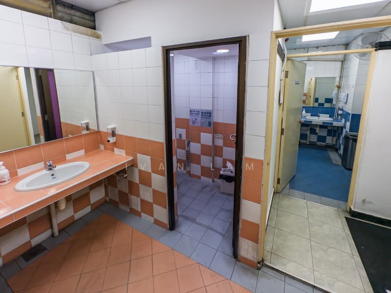94 Lorong 4 Toa Payoh, , 2,228 sqft, Shop / Shophouse For Rent, by Ivan Lam, 500130319 - Bathroom - CommercialGuru.com.sg
