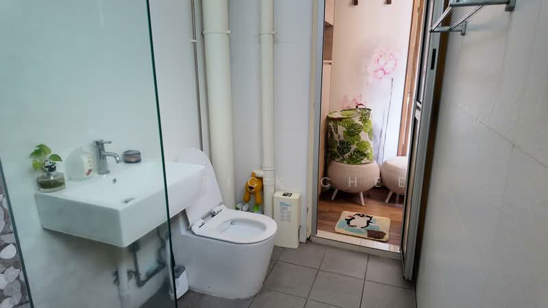 165 Bukit Batok West Avenue 8, 165 Bukit Batok West Avenue 8, 3 Bedrooms, 1,119 sqft, HDB Flat For Sale, by Patrick Chee, 500130329 - Bathroom - PropertyGuru.com.sg
