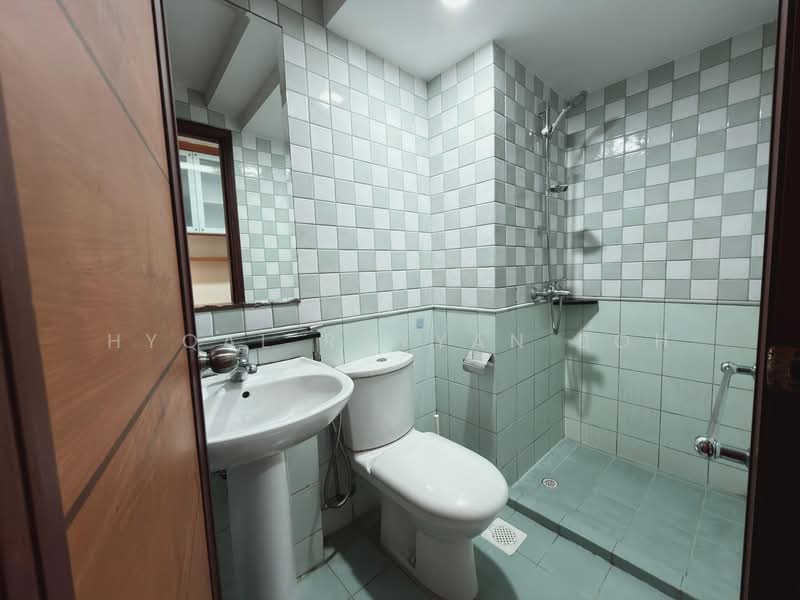 Yishun Emerald, 20 Canberra Drive, 4 Bedrooms, 1,356 sqft, Condominium For Sale, by Hyqal Rayyan Boh, 500130350 - Bathroom - PropertyGuru.com.sg