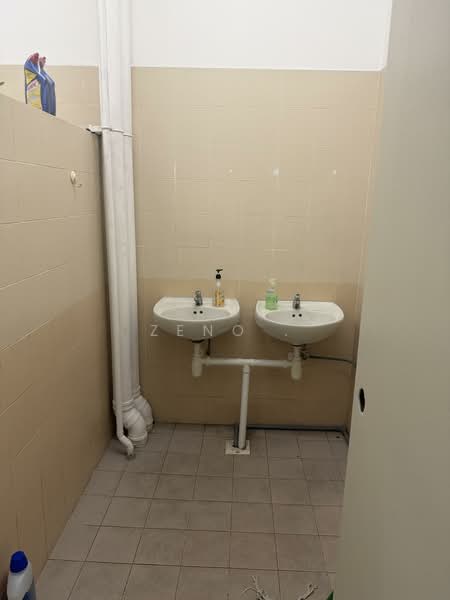 Paya Ubi Industrial Park, 51 Ubi Avenue 1, 255 sqft, Light Industrial (B1) For Rent, by Zeno ., 500130353 - Bathroom - CommercialGuru.com.sg