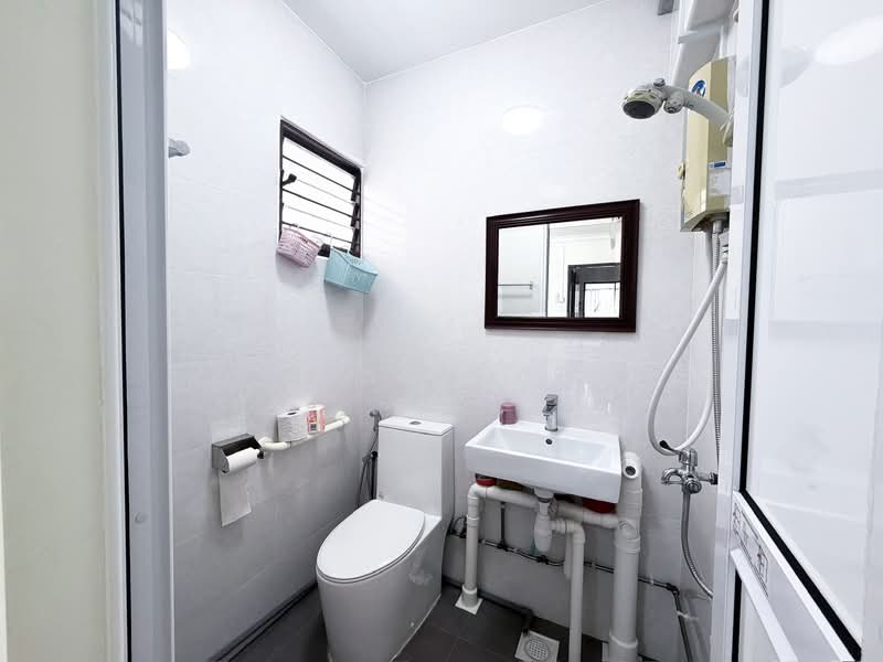 450 Clementi Avenue 3, 450 Clementi Avenue 3, 2 Bedrooms, 883 sqft, HDB Flat For Sale, by Kesinee Kess, 500130358 - Bathroom - PropertyGuru.com.sg