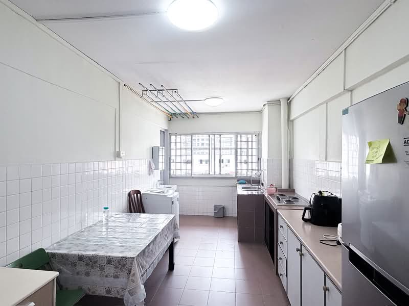 450 Clementi Avenue 3, 450 Clementi Avenue 3, 2 Bedrooms, 883 sqft, HDB Flat For Sale, by Kesinee Kess, 500130358 - Kitchen - PropertyGuru.com.sg
