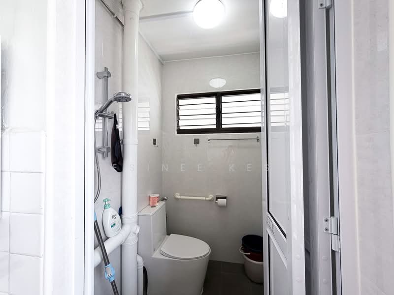 450 Clementi Avenue 3, 450 Clementi Avenue 3, 2 Bedrooms, 883 sqft, HDB Flat For Sale, by Kesinee Kess, 500130358 - Bathroom - PropertyGuru.com.sg