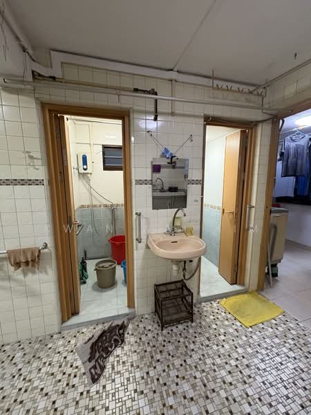 68 Geylang Bahru, 68 Geylang Bahru, 2 Bedrooms, 818 sqft, HDB Flat For Sale, by Kwan Wai Kim, 500130365 - Bathroom and shower  - PropertyGuru.com.sg