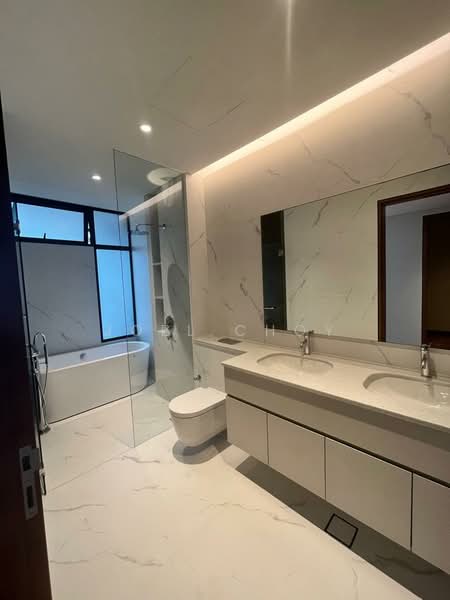 3 years old! Like New! 7000sqft build-up, 4 levels Terrace with 11.5m Pool plus Lift! Well Designed!, Da Sliva Lane, 5 Bedrooms, 6,987 sqft, Terraced House For Sale, by Joel Choy, 500130375 - Bathroom - PropertyGuru.com.sg