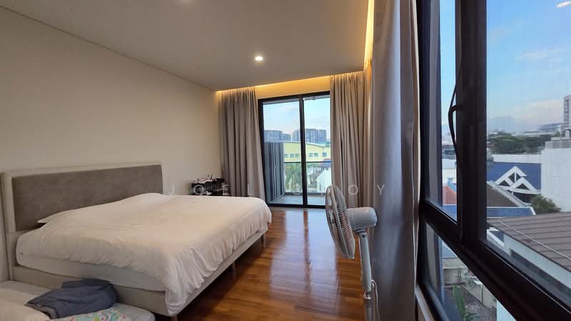 3 years build! Like New! 7000sqft build-up, 4 levels with 11.5m Pool, Lift! Unblocked Views!, Da Sliva Lane, 5 Bedrooms, 6,987 sqft, Terraced House For Sale, by Joel Choy, 500130375 - Bedroom - PropertyGuru.com.sg
